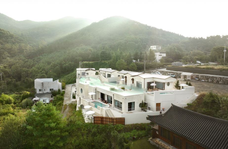 찰나의 가을을 더 깊게, 더 오롯이 – 온수 풀빌라 독채 스테이, 양평 므흐뽀제